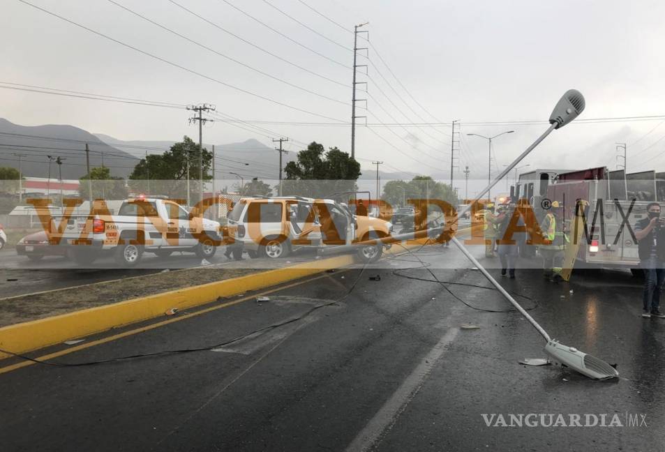 $!Conductora pierde el control por lluvia y choca contra luminaria en Saltillo