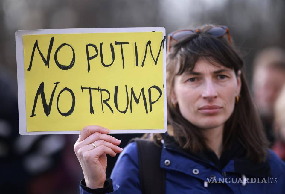 $!Una mujer participa en una protesta contra la guerra en Ucrania en Berlín, Alemania, el 22 de febrero de 2025.