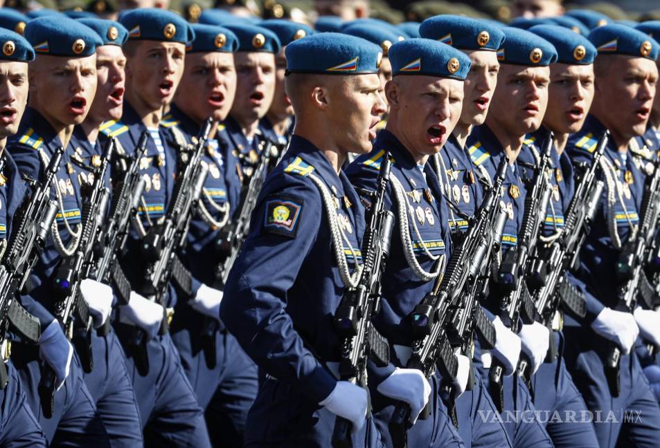 $!Paracaidistas rusos toman parte en un desfile militar del Día de la Victoria en la Plaza Roja en Moscú, Rusia.