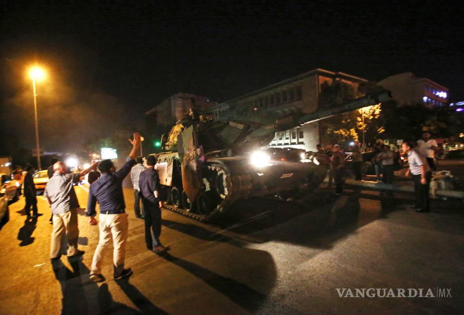 Al menos 17 policías muertos y un helicóptero derribado en golpe de estado de Turquía