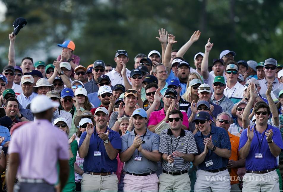 $!Tiger Woods cierra una tercera ronda del Masters de Augusta como un grande y va por su quinto chaleco verde