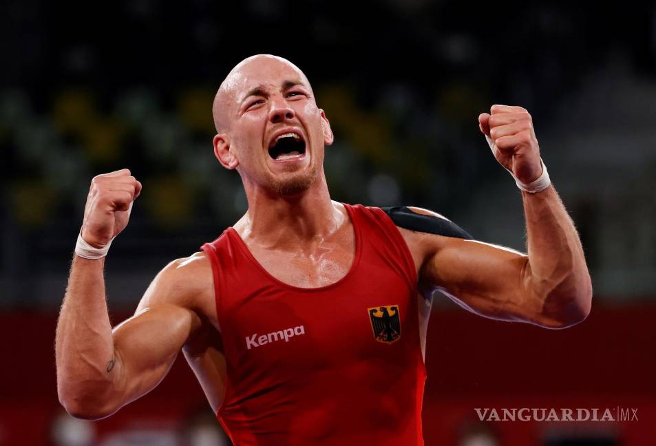 $!Frank Staebler de Alemania reacciona después de derrotar a Ramaz Zoidze de Georgia durante el combate por la medalla de bronce grecorromana masculina de 67 kg en los eventos de lucha libre de Tokio 2020. EFE