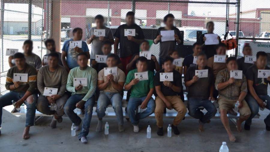 Los 22 migrantes fueron presentados por la Patrulla Fronteriza tras ser localizados ocultos debajo del piso de un remolque.