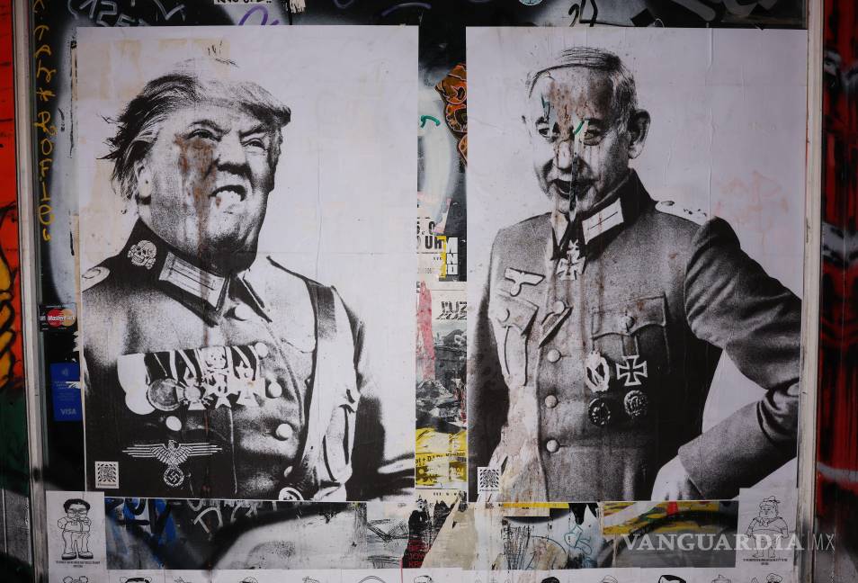 $!Carteles que representan a Donald Trump y Benjamín Netanyahu con uniforme y atuendos nazis, en Berlín; como parte de una serie de arte callejero satírico.