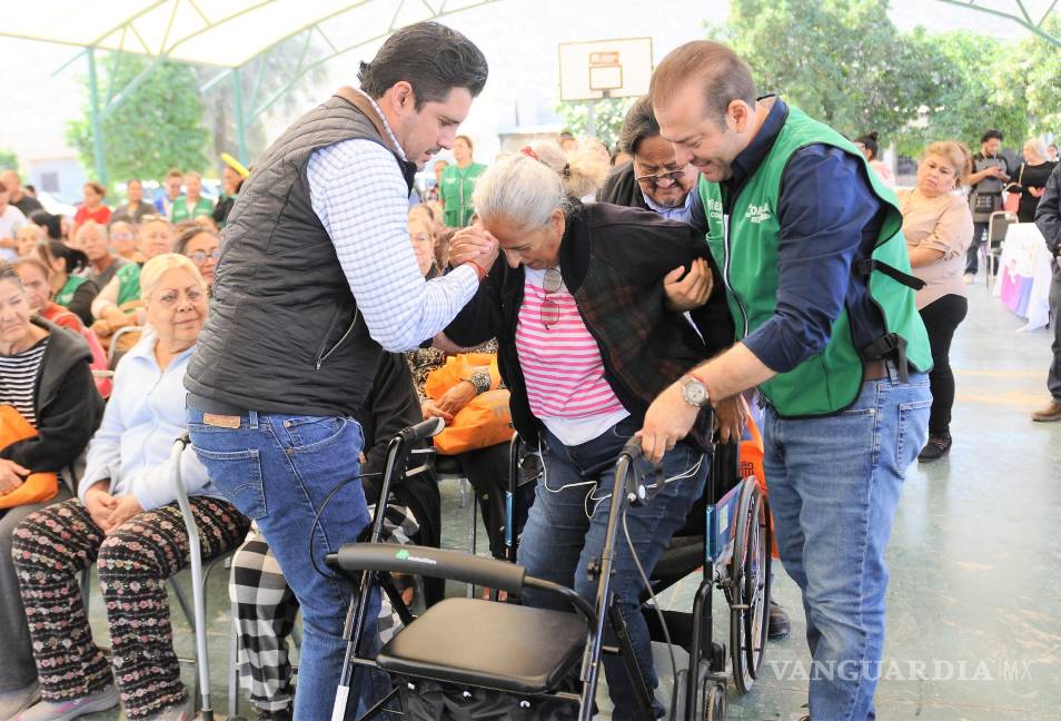 $!Personal del Ayuntamiento atendió a vecinos de la colonia Lázaro Cárdenas durante la brigada municipal.