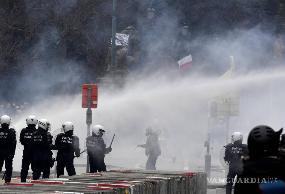 $!En Bruselas, la policía antimotines repetidamente embistió a los manifestantes, que ignoraron los llamados a dispersarse.