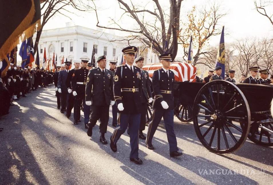 $!El cuerpo del presidente John Fitzgerald Kennedy sale de la Casa Blanca hacia el Capitolio de Estados Unidos, mostrado en este archivo del 24 de noviembre de 1963.