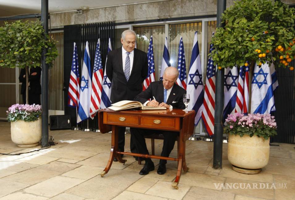 $!El primer ministro de Israel, Benjamin Netanyahu, mira al vicepresidente estadounidense, Joe Biden en Jerusalén, el 9 de marzo de 2010.
