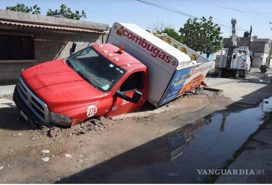 $!Cae camión gasero en zanja de Simas, en Torreón. Señalan que no había señalamientos alrededor de la obra