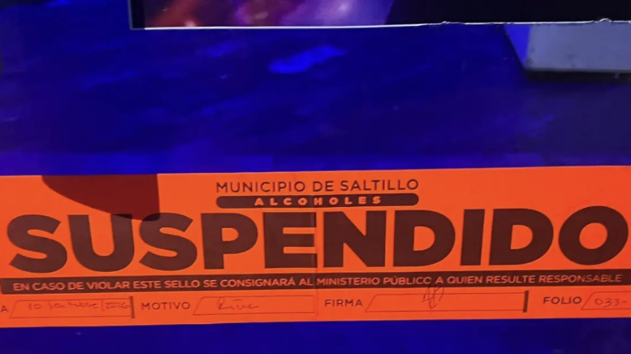 La Dirección de Alcoholes colocó el sello de suspensión en el bar Sayulita, derivado de la agresión con una botella ocurrida al interior.
