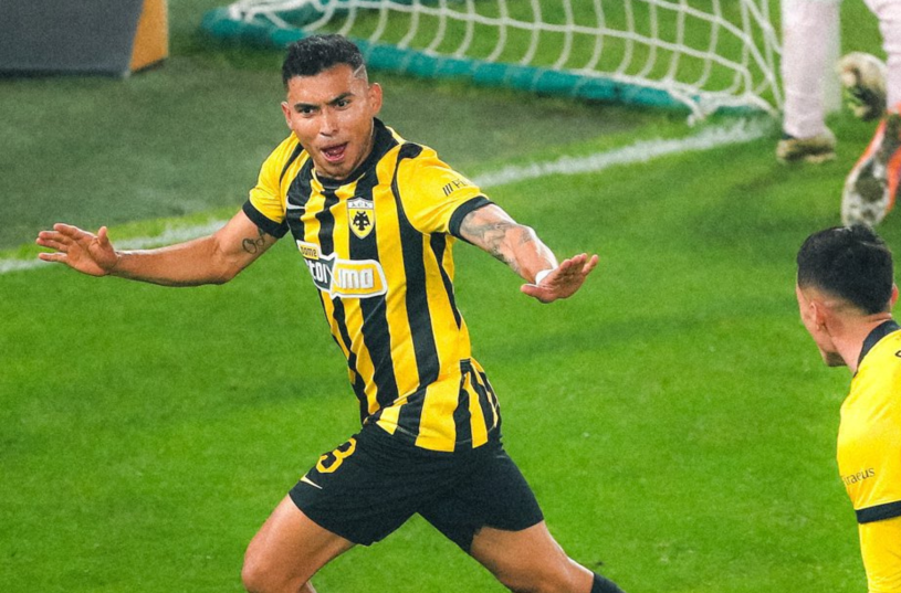 Pineda condujo el balón y definió para cerrar la victoria del AEK en la OPAP Arena.