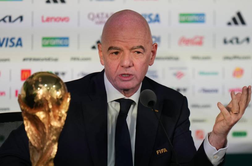 Gianni Infantino defiende el proyecto como una vía para aumentar la inversión y “democratizar” el desarrollo del futbol mundial.