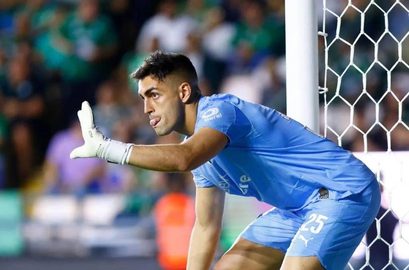 El guardameta Santiago Mele es uno de los elementos que pintan para abandonar al equipo regiomontano para el Torneo Apertura 2026.