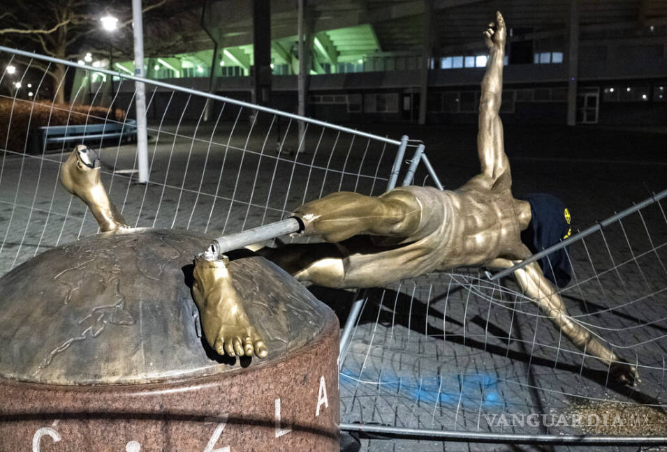 $!Derrumban en Suecia la estatua de Zlatan Ibrahimovic