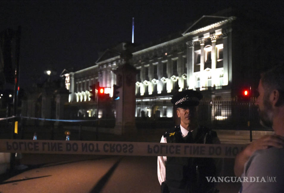 $!Arrestan a un hombre que empuñaban espada frente al palacio de Buckingham