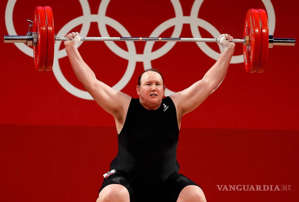 $!Laurel Hubbard de Nueva Zelanda no pudo levantar 120 kg en el primer intento durante el inicio del evento de la medalla de oro del Grupo A de + 87 kg para mujeres de los eventos de Halterofilia de Tokio 2020. EFE
