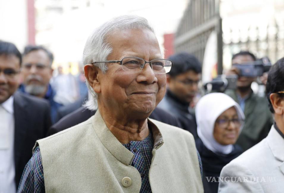 $!El premio Nobel de la Paz, Muhammad Yunus, sonríe al llegar a comparecer ante un tribunal laboral en Dhaka, Bangladesh, el domingo 28 de enero de 2024.