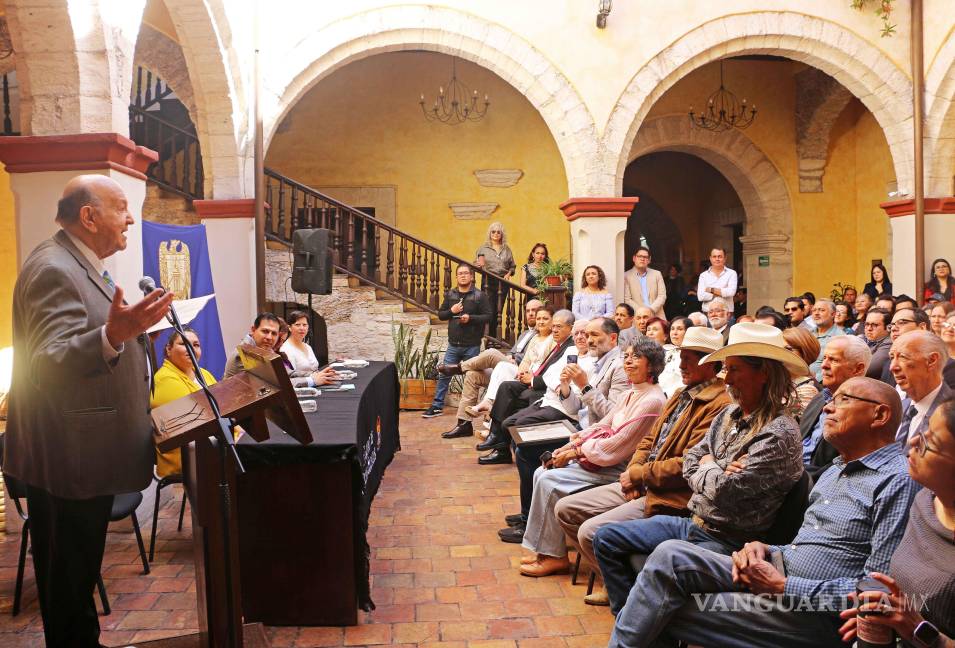 $!El Dr. Carlos Manuel Valdés Dávila recibe el reconocimiento como Profesor Emérito de la UAdeC.