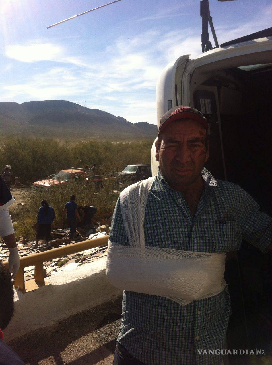 $!Trailero deja su carga regada luego de dormitar en carretera a Torreón