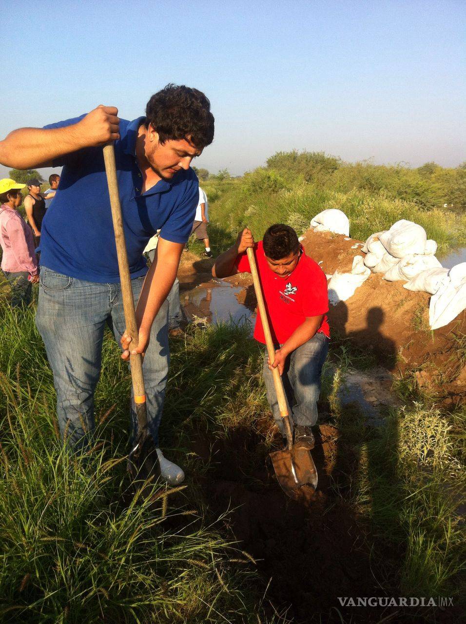 $!Por desbordamientos refuerzan bordos del río Nazas (Fotos)