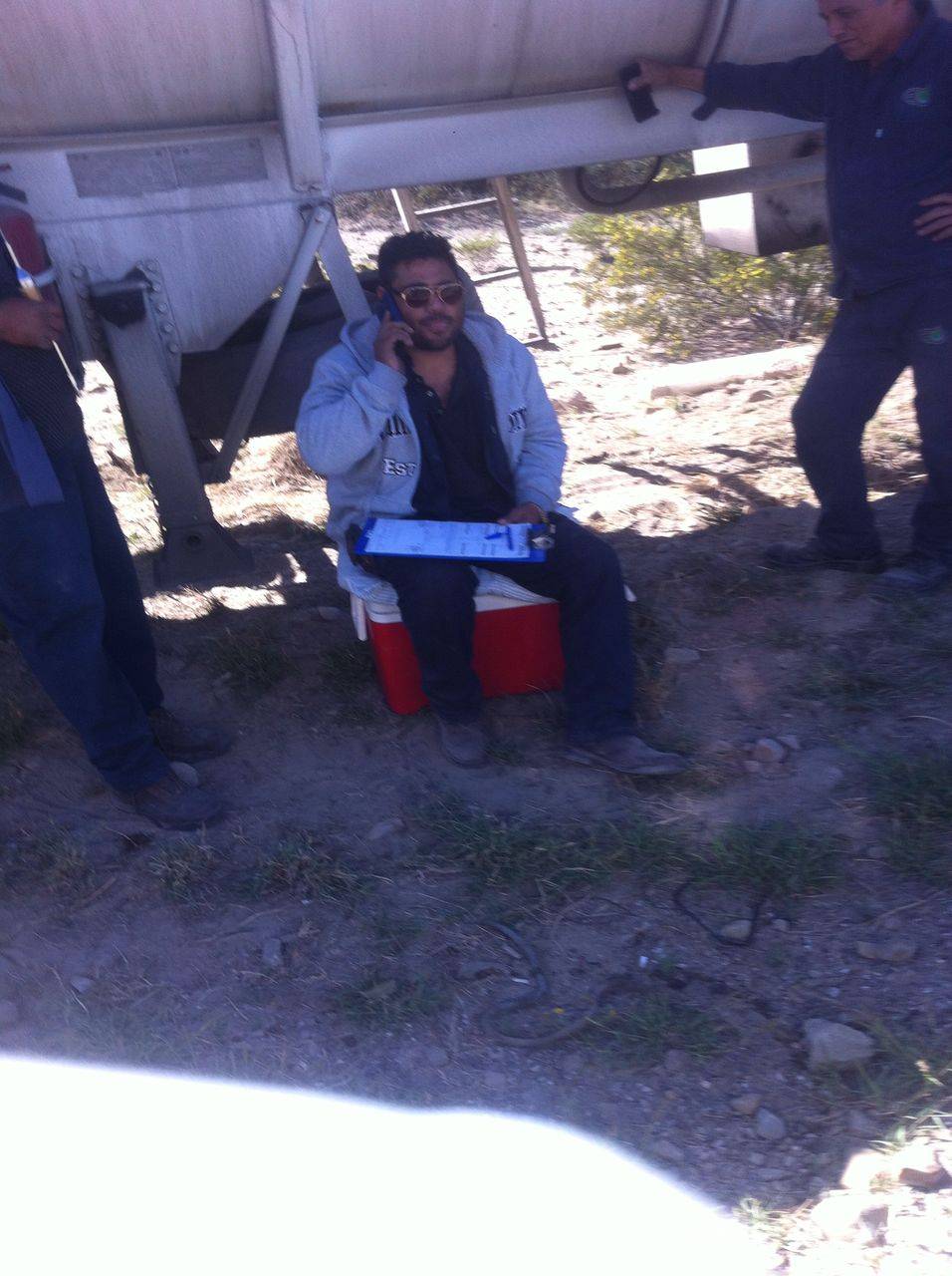 $!¡Conductor pierde el control! Pipa sale de la carretera Torreón-Saltillo