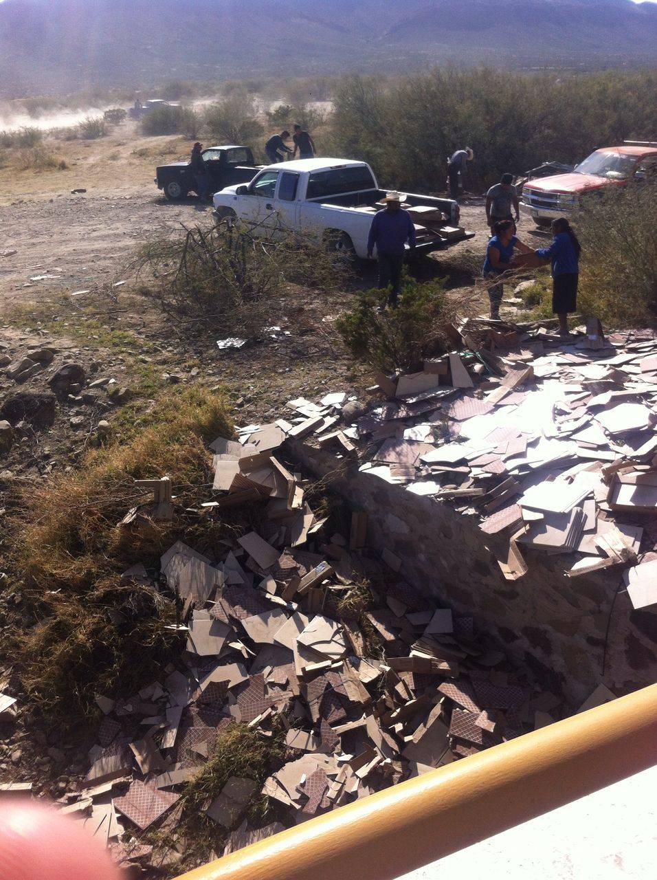 $!Trailero deja su carga regada luego de dormitar en carretera a Torreón
