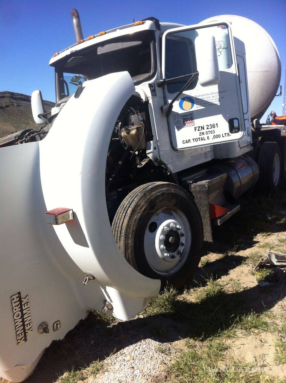 $!¡Conductor pierde el control! Pipa sale de la carretera Torreón-Saltillo