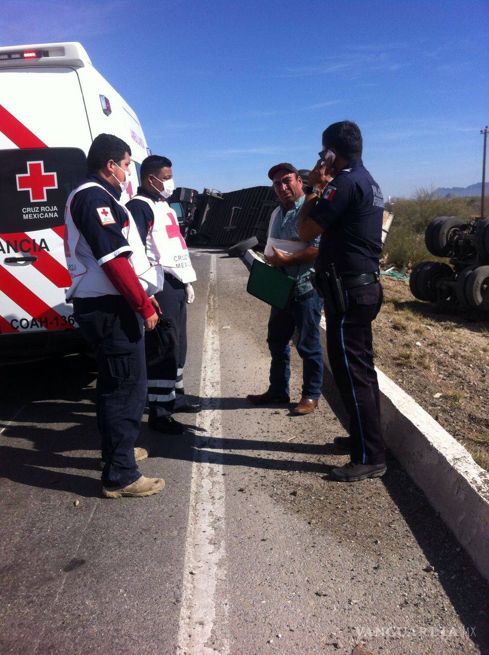 $!Trailero deja su carga regada luego de dormitar en carretera a Torreón