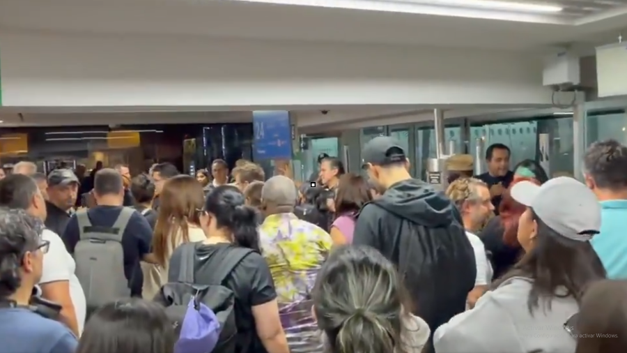 Pasajeros enojados por cancelación de vuelo en el AICM