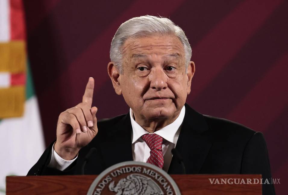 $!El presidente de México, Andrés Manuel López Obrador, habla durante la mañanera en el Palacio Nacional, en la Ciudad de México (México).