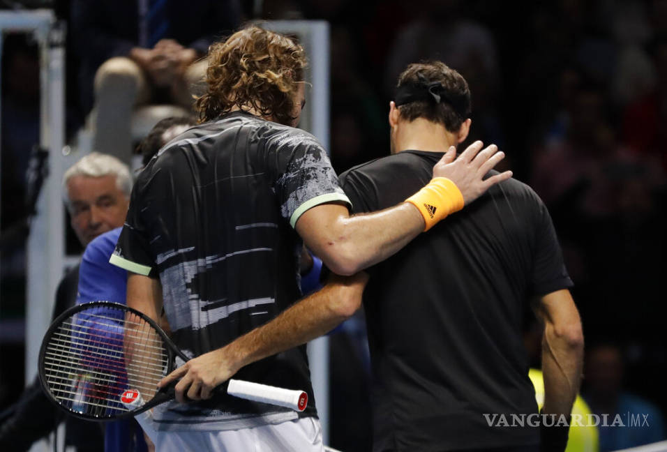 $!Tsitsipas derrota a Roger Federer y peleará por el título de las Finales ATP