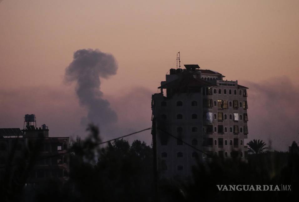 $!Imagen de un ataque aéreo israelí en el sur de Ciudad de Gaza. Más de 24,000 palestinos y al menos 1,300 israelíes han muerto, según datos de ambas partes.