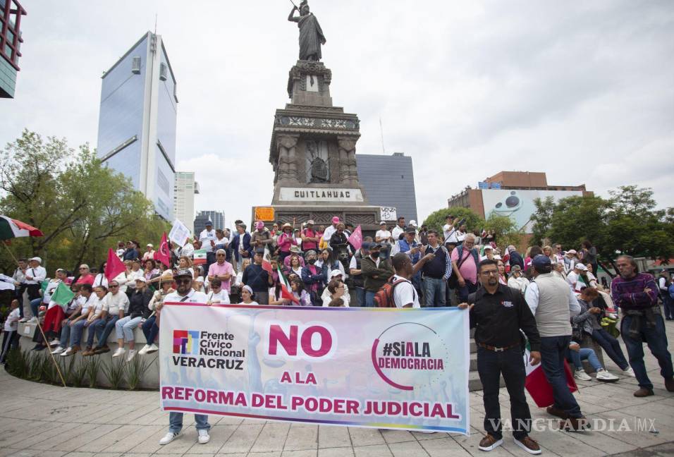 $!Cientos de personas se congregan en las inmediaciones de la Cámara de Senadores para manifestarse en contra de la Reforma Judicial la cual se discutirá hoy | Foto: Cuartoscuro