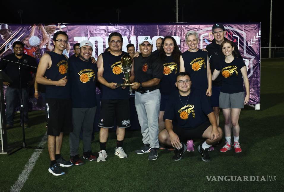 $!El equipo Combinados CDT levantó el trofeo de basquetbol tras imponerse a los Incomparables RH.