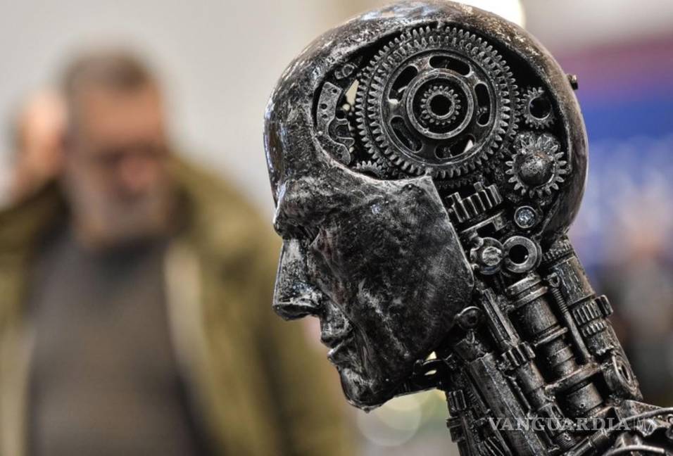 $!En la imagen, una cabeza de metal hecha de piezas de motor simboliza la inteligencia artificial en el Essen Motor Show en Essen, Alemania.