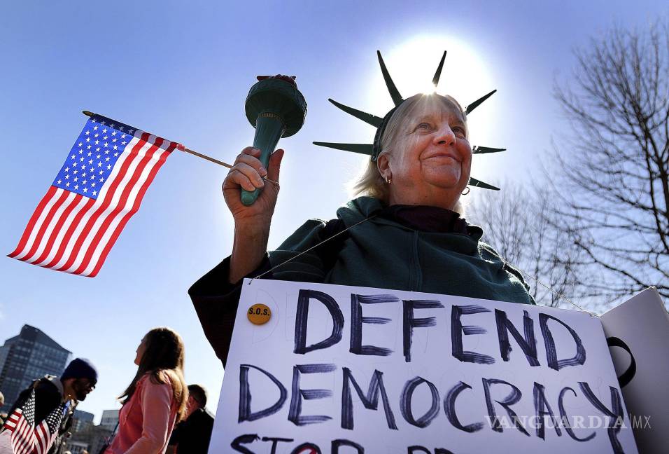 $!Mary Bickerton, de Medford, se vistió de la Estatua de la Libertad durante una manifestación contra Elon Musk y el presidente Donald Trump en Boston Common.