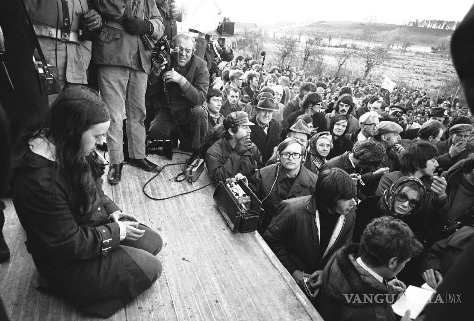 $!13/02/1972. Bernadette Devlin, miembro del parlamento de Mid-Ulster, está rodeada de reporteros y fotógrafos, en Belfast.