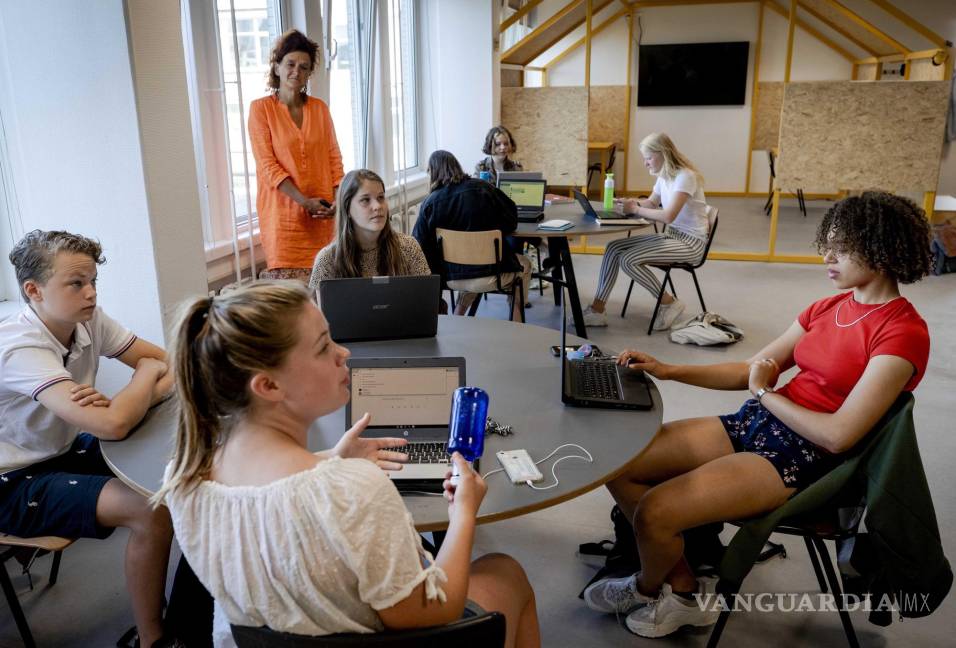$!Estudiantes trabajan en sus portátiles en un aula del Liceo Montessori de La Haya, Países Bajos, en junio de 2020.