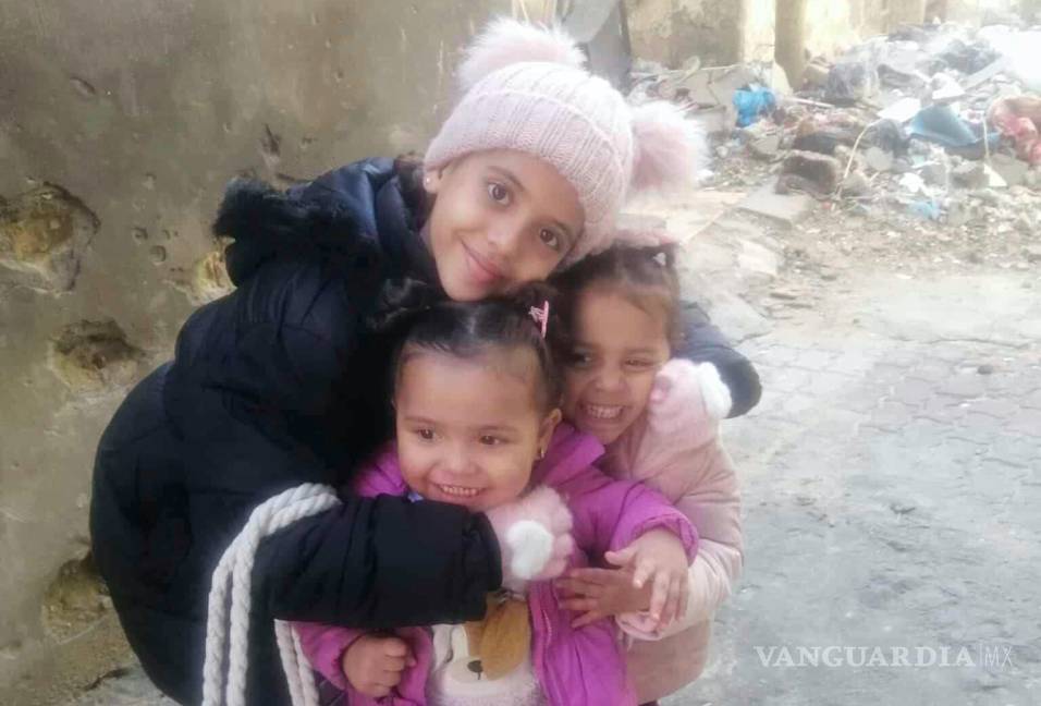 $!Imagen tomada durante la guerra entre Israel y Hamás, las tres hijas de Noor Abu Hassir, Jouri, Maria y Maha, sonríe y posan en Ciudad de Gaza.