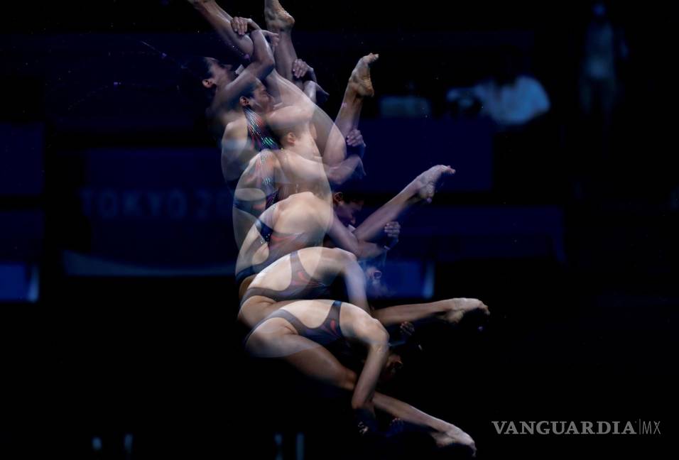 $!Fotografía de exposición múltiple muestra a Gabriela Agúndez García de México durante la final de plataforma 10m femenina de saltos por los Juegos Olímpicos 2020. EFE