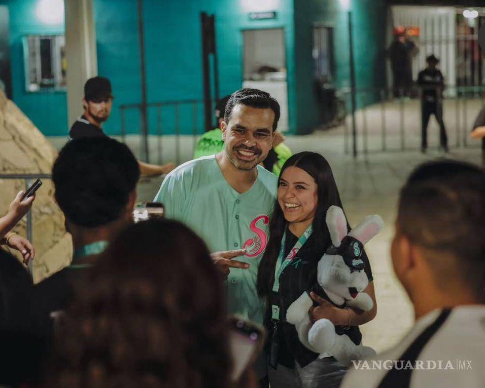 $!Entre peluches de “Kike el Conejo” y gradas llenas, la presencia del dirigente de MC se mezcló con la fiesta beisbolera.