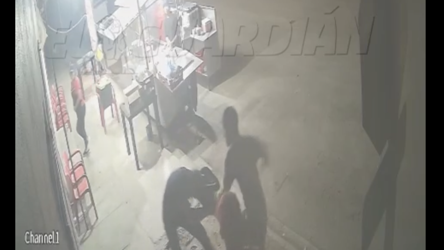 El joven fue atacado por dos agresores en la esquina de Galicia y La Rioja, donde lo golpearon hasta someterlo y quitarle sus pertenencias.