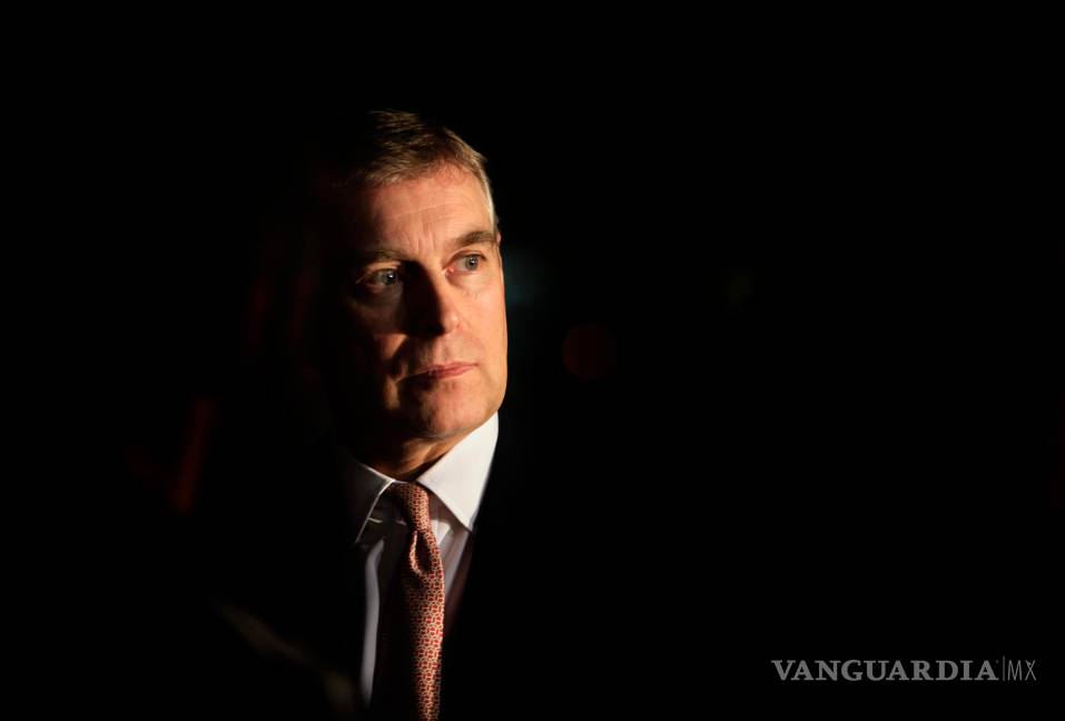 $!El príncipe Andrés de Gran Bretaña observa durante un evento en la residencia del embajador británico en Nueva Delhi, India, el 10 de marzo de 2010.