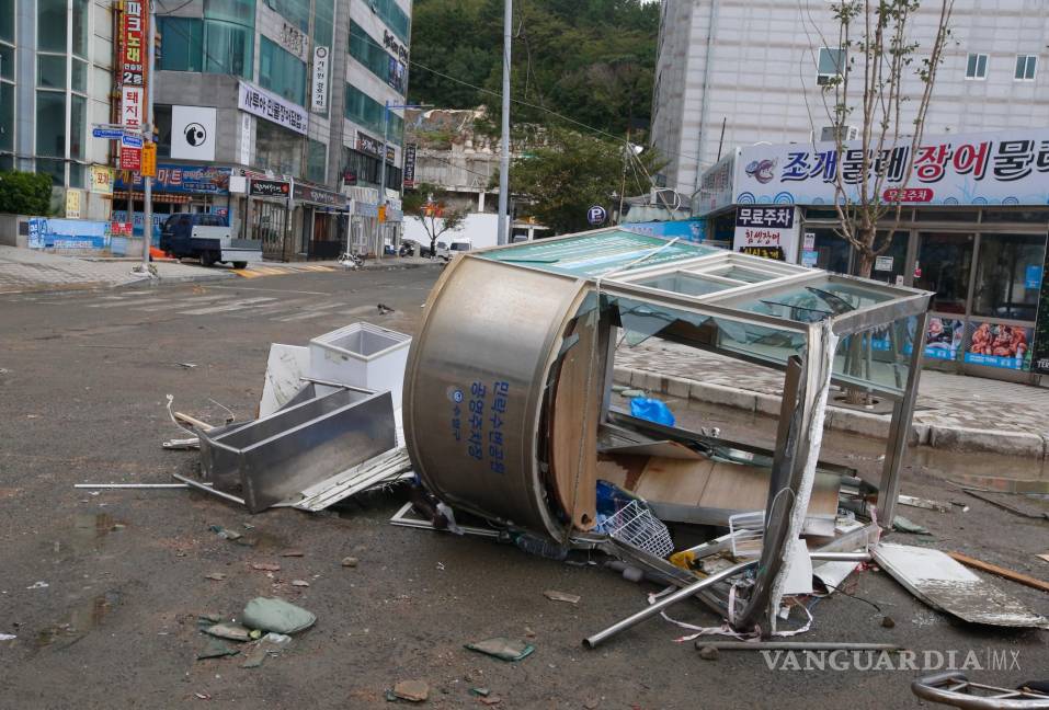 $!Un centro de información de estacionamiento público dañado, causado por el tifón Hinamnor en Busan, Corea del Sur.