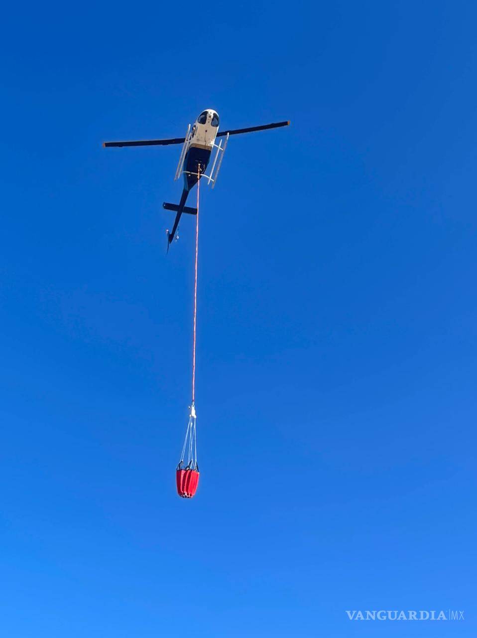 $!Incontrolable: fuego no cede en Sierra de Arteaga, fuertes vientos obligan a suspender momentáneamente trabajos de combate