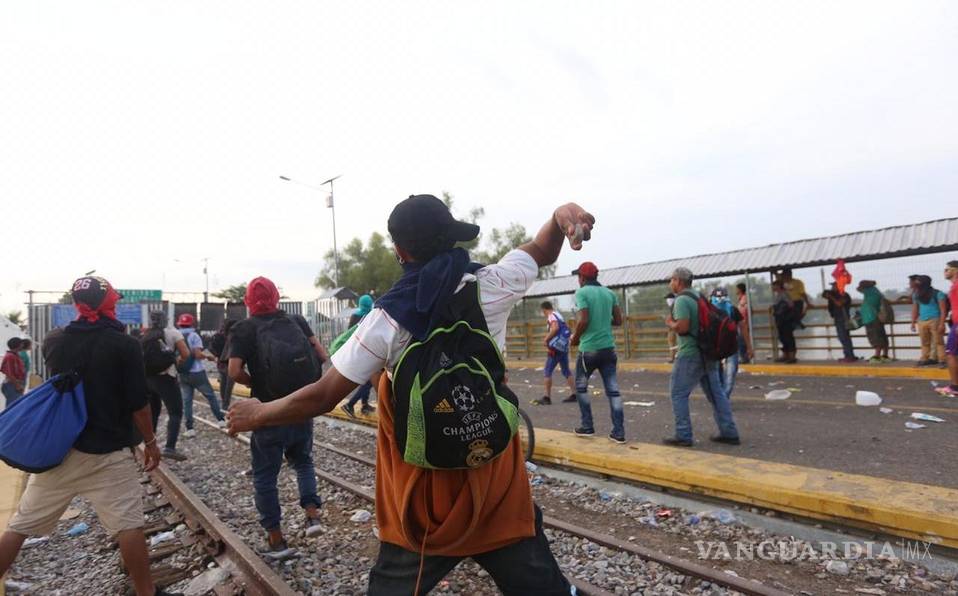 $!Migrantes guatemaltecos intentaron derribar cerco fronterizo con México (video)