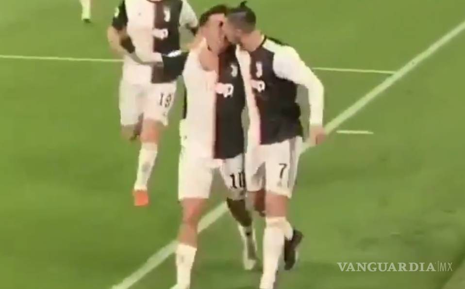El beso entre Cristiano y Dybala del que hablan en todo el mundo