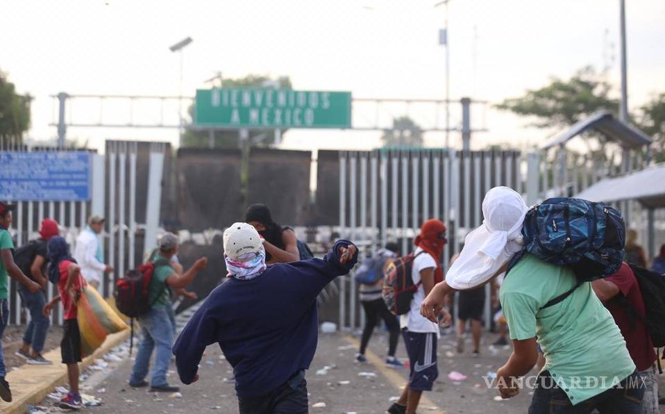 $!Migrantes guatemaltecos intentaron derribar cerco fronterizo con México (video)