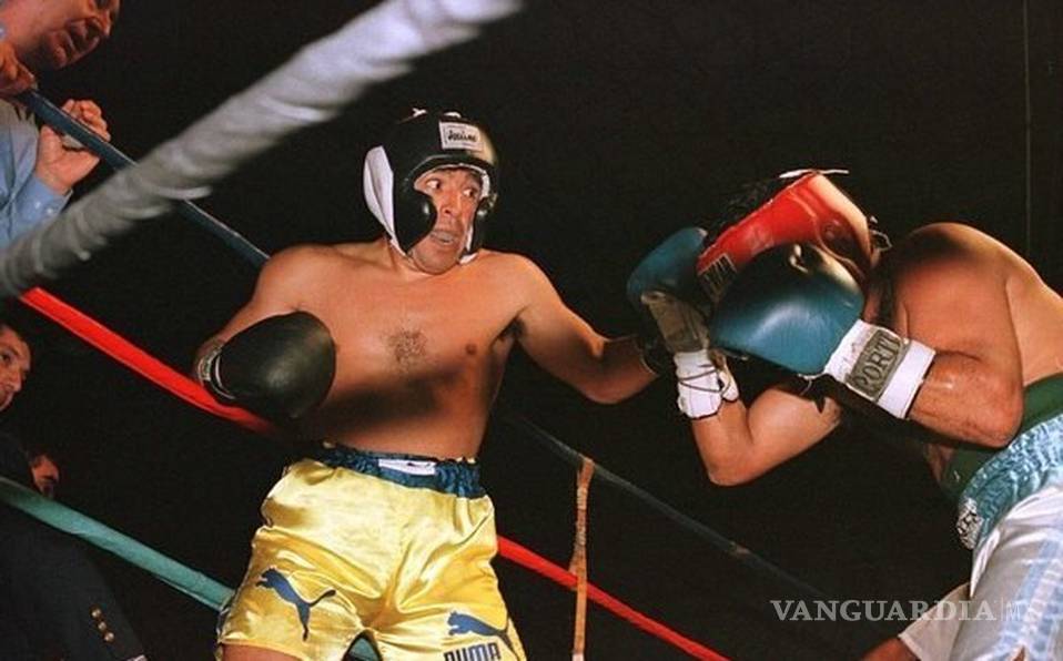 $!La ocasión en que Maradona se subió al ring a boxear