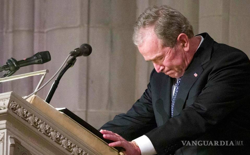 El expresidente George W. Bush rompe en llanto al despedir a su padre